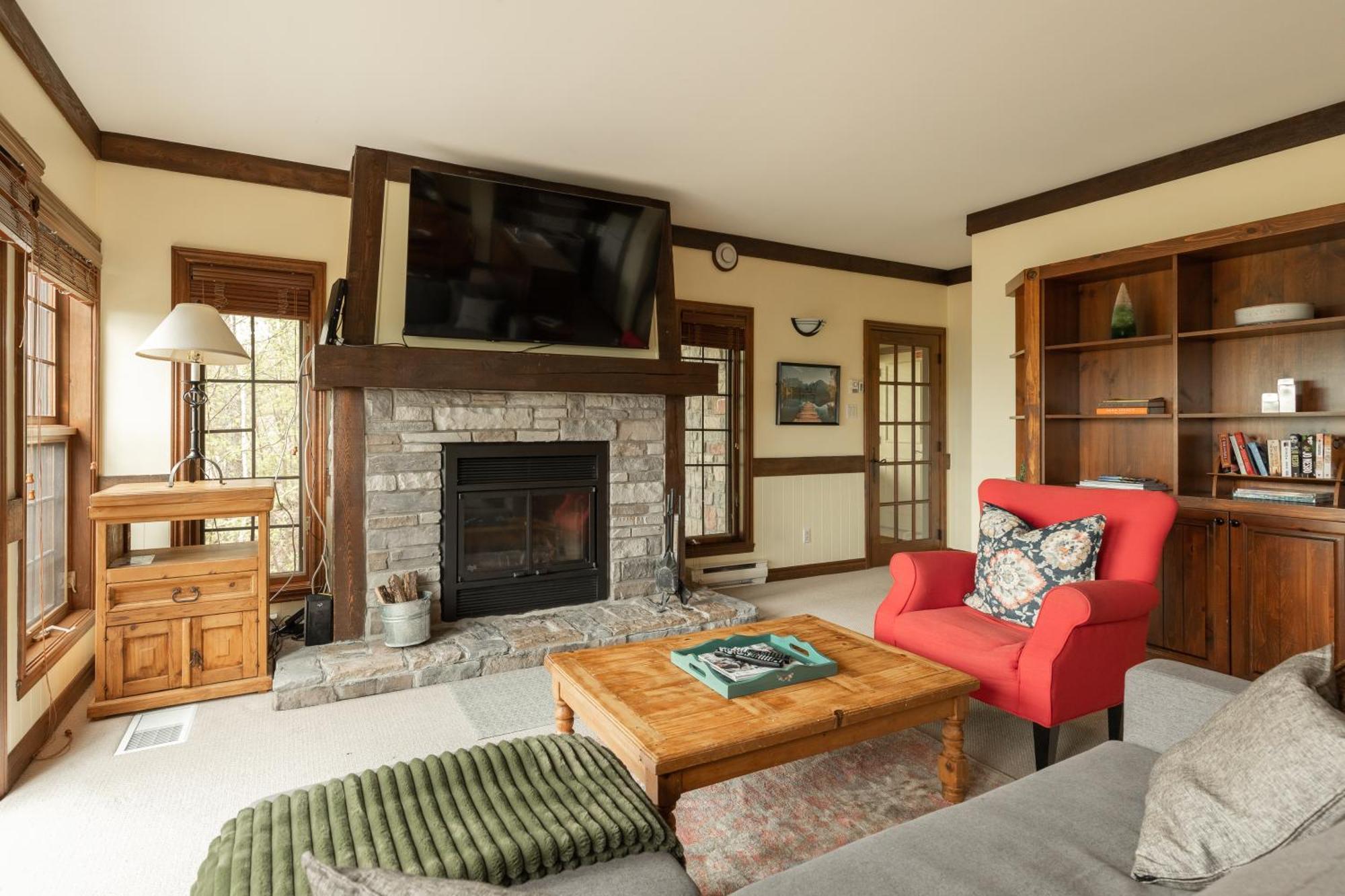 Tremblant In&out - View - Wood Fireplace Appartement